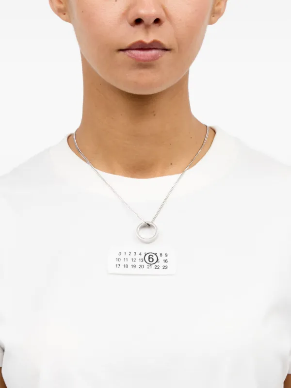MM6 Maison Margiela ロゴペンダント ネックレス | シルバートーン