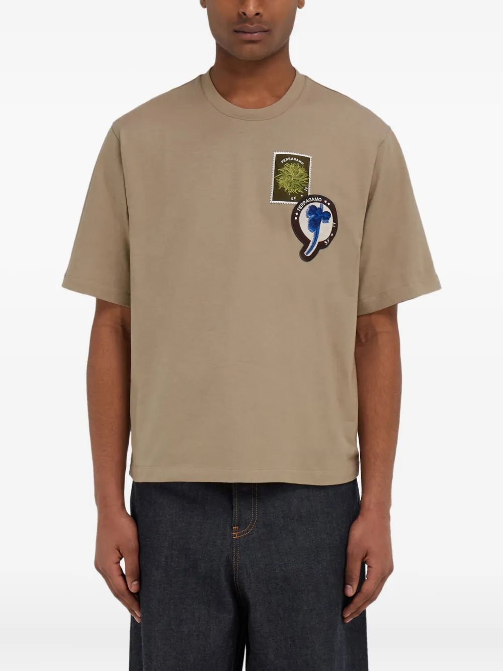 Ferragamo T-shirt met patch Beige