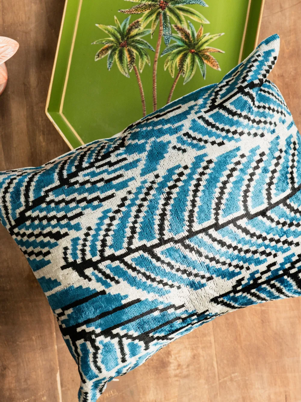 Les-ottomans Leaf-patterned Decorative Cushion - Blue 