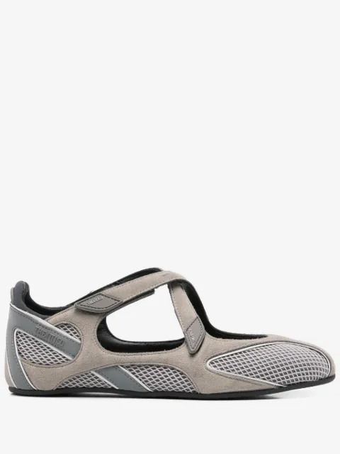 The Attico flats con detalle de logo