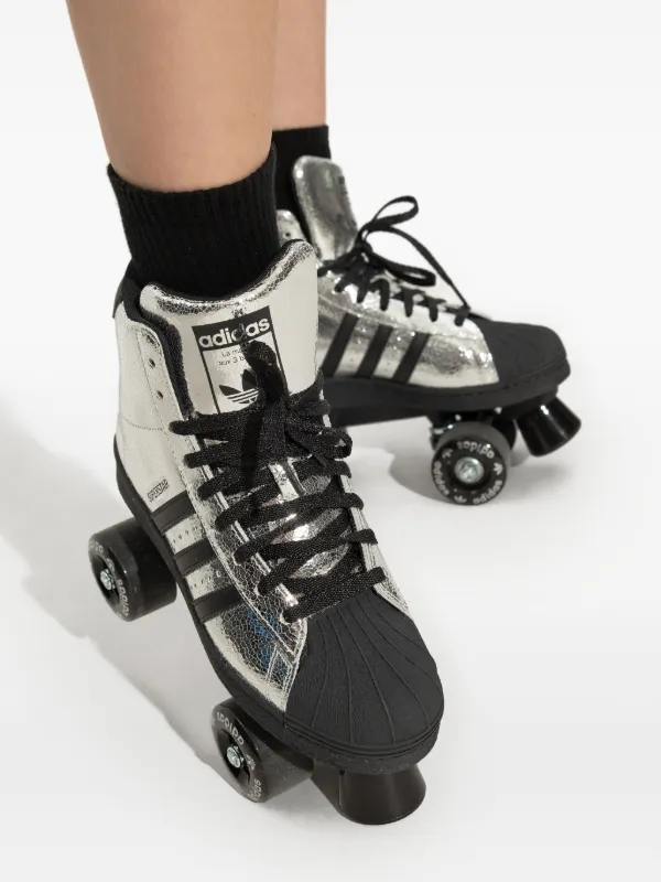 ◆adidas◆ Superstar 82 roller skates silver black JH5522 adidas Women's Superstar 82 Roller Skates Silver/Black