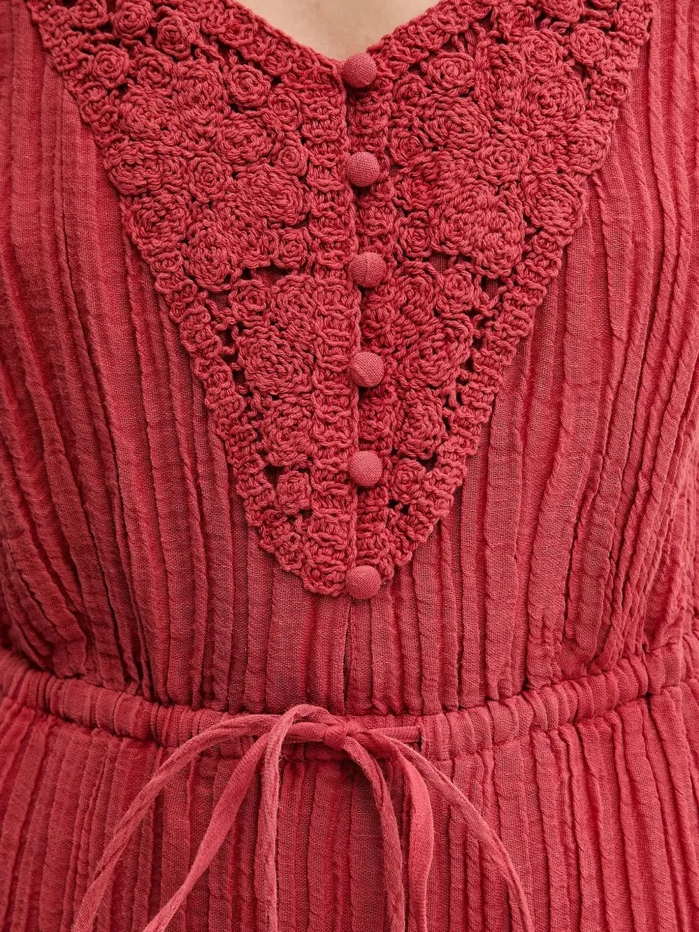 GUESS USA Eco Ciel crochet-trimmed tiered mini dress Rood