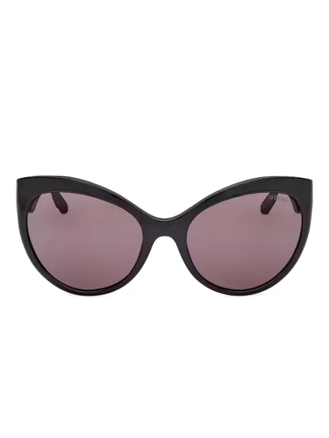 GUESS EYEWEAR lentes de sol con armazón cat eye y logo en relive