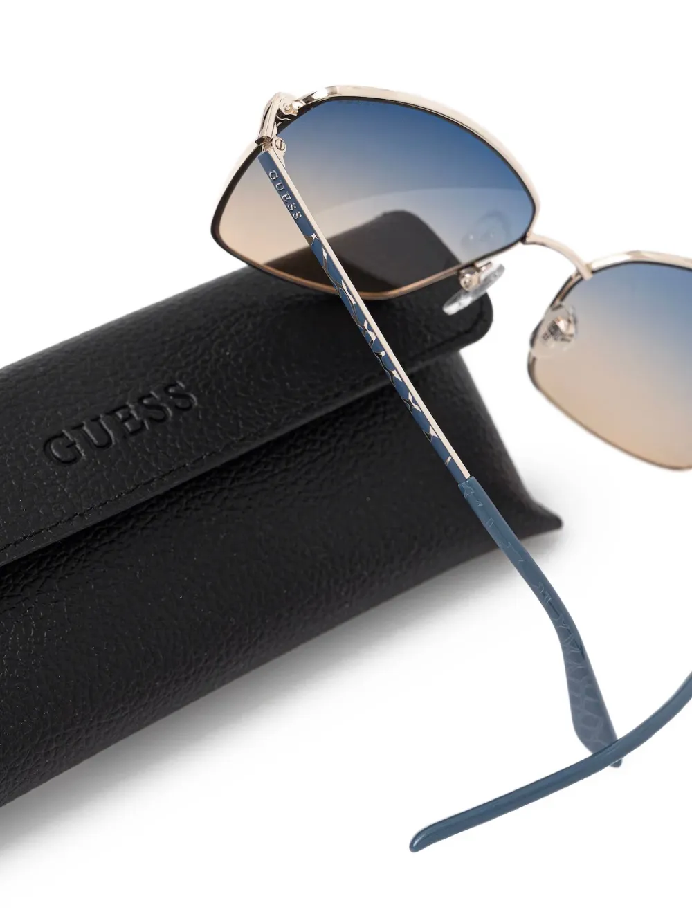 GUESS EYEWEAR Zonnebril met cat-eye montuur Goud