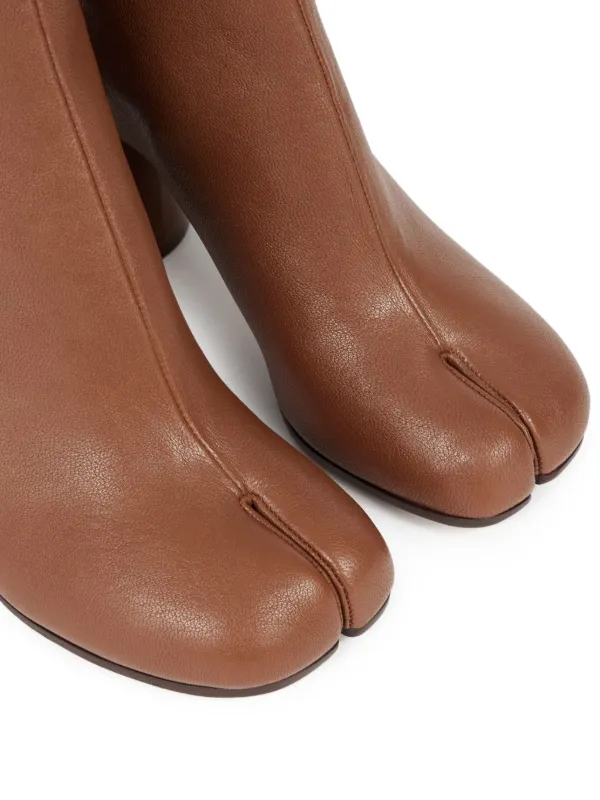 マルジェラ　ブラウンレザー TABIブーティ 8cmヒール Maison Margiela Tabi レザーアンクルブーツ | ブラウン | FARFETCH JP