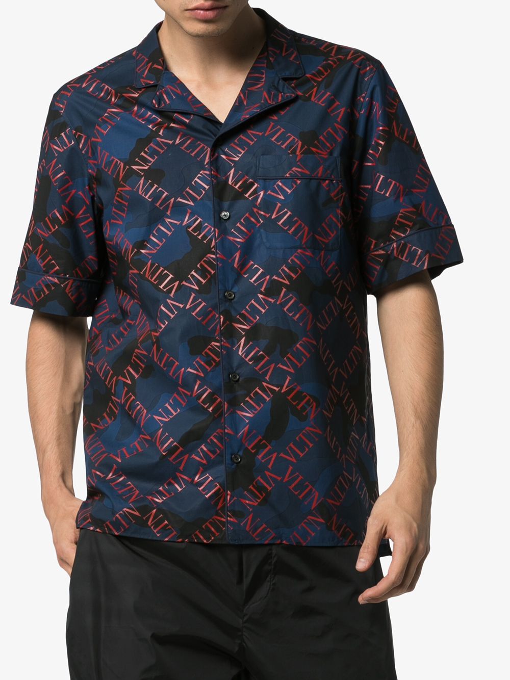 фото Valentino рубашка с камуфляжным принтом и логотипом