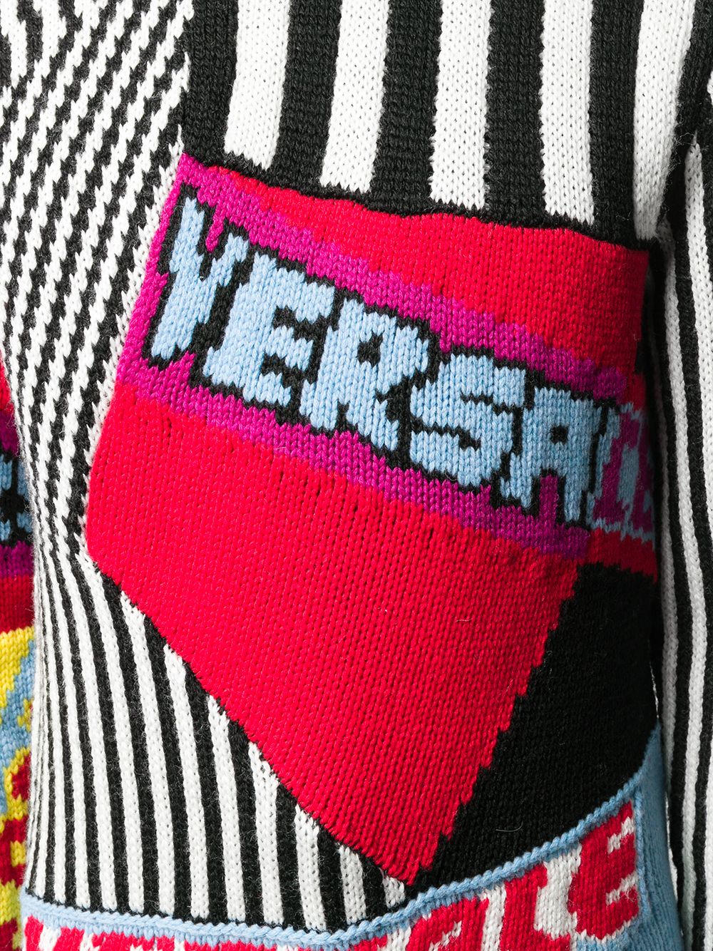 фото Versace свитер в технике пэчворк с логотипом