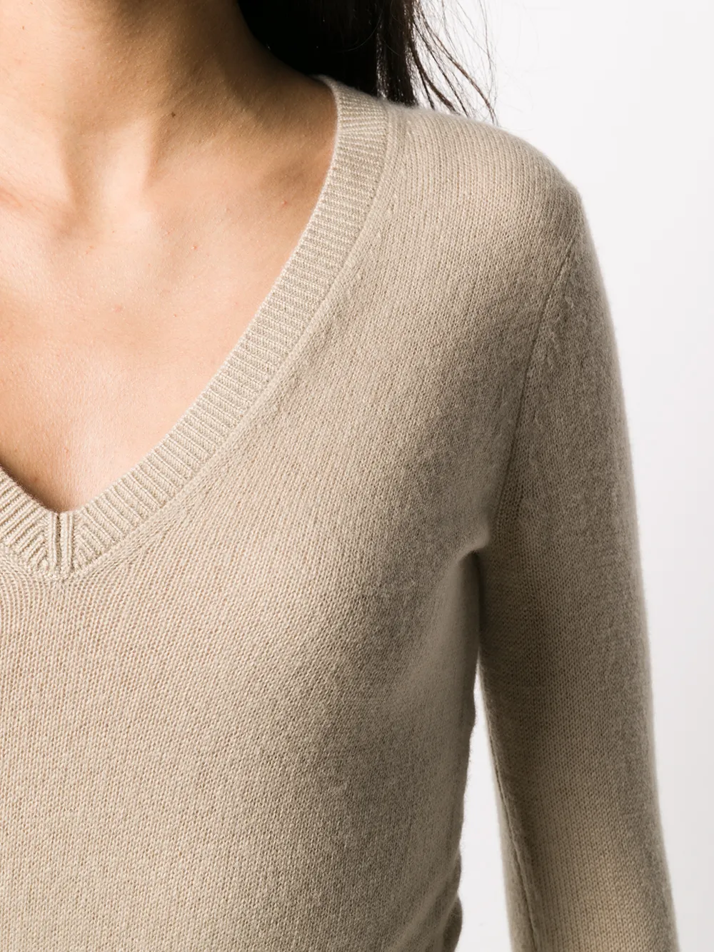 Женский джемпер с v-образным вырезом. Джемпер с треугольным вырезом. Пуловер с v образным вырезом. Вязаный свитер с v-образным вырезом. Джемпер с v образным вырезом как называется.