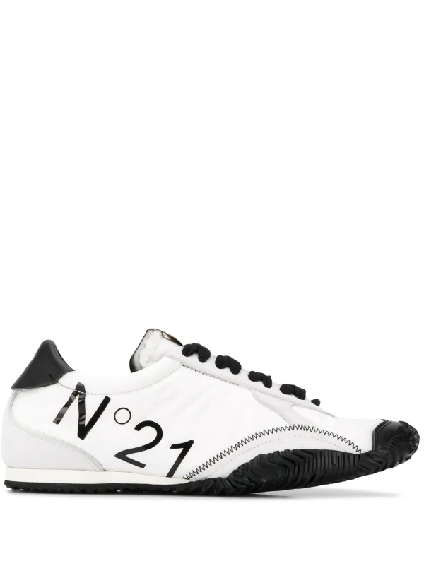 sneaker mit n logo