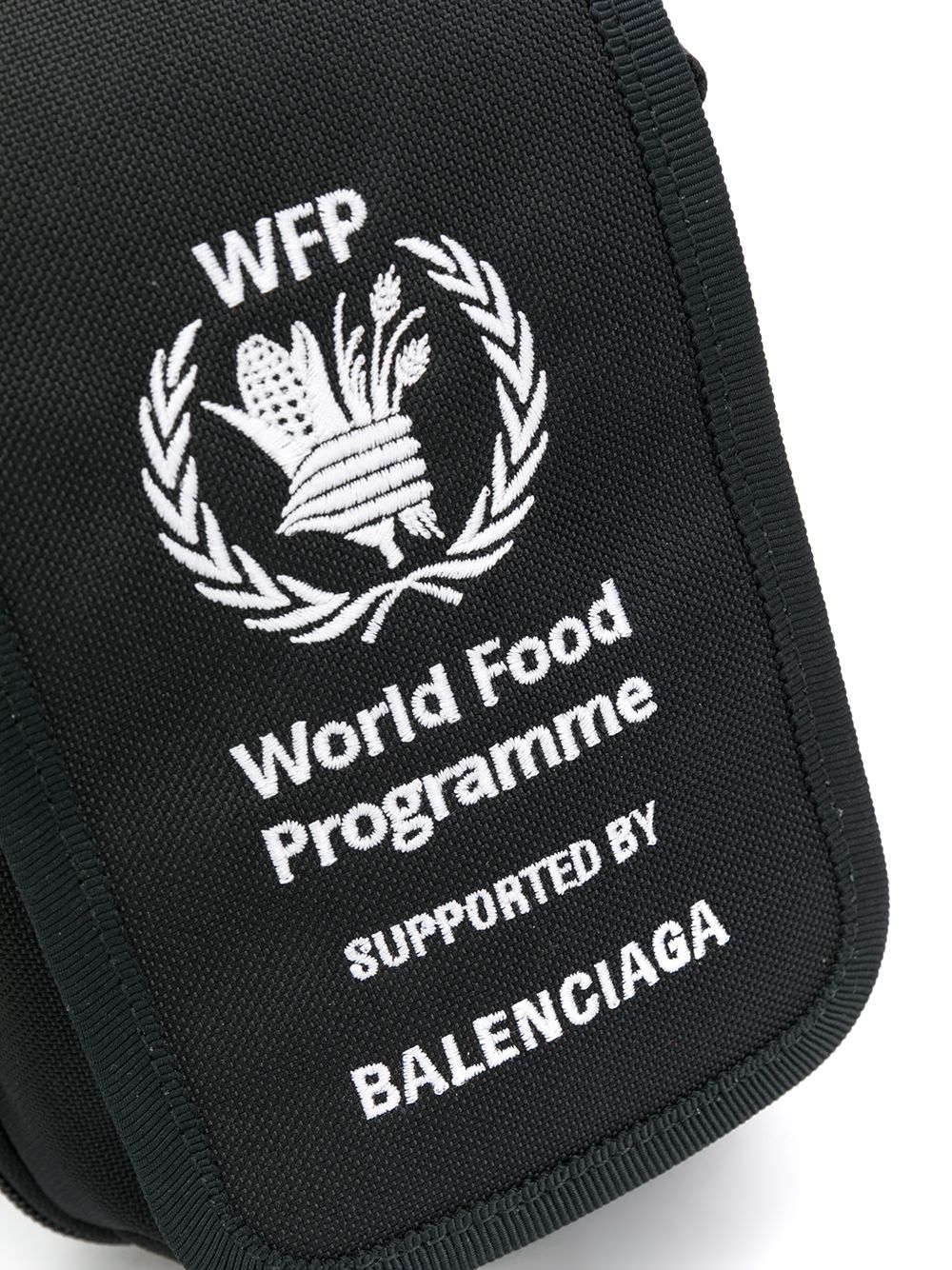 фото Balenciaga сумка-мессенджер explorer с вышивкой world food programme