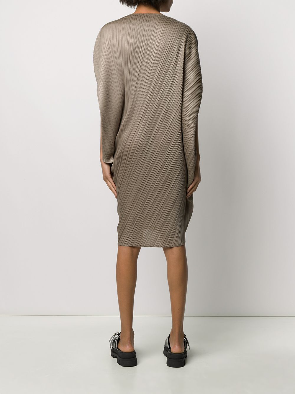 фото Pleats please issey miyake плиссированное платье с асимметричными рукавами