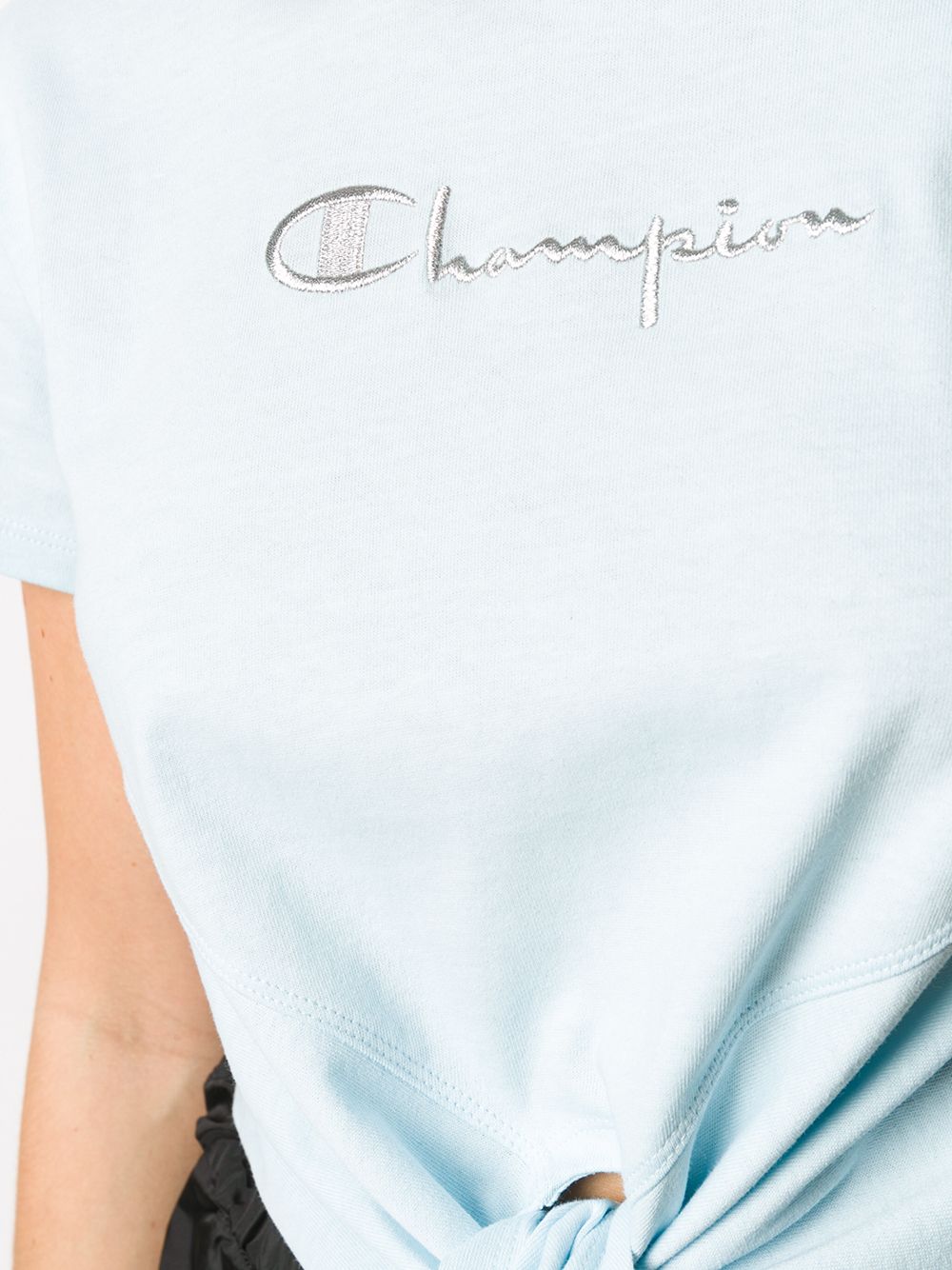 фото Chiara ferragni укороченная футболка из коллаборации с champion