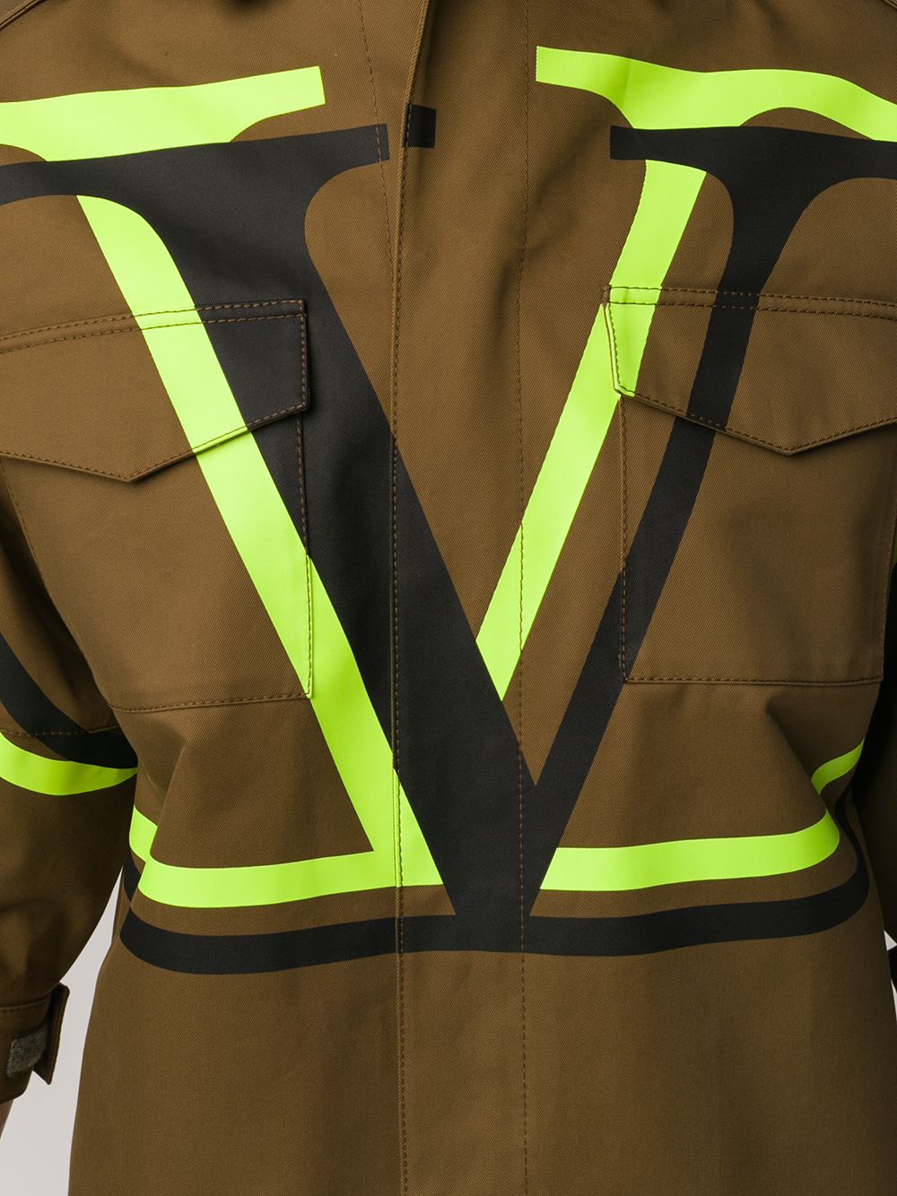 фото Valentino куртка в стиле милитари с логотипом vlogo