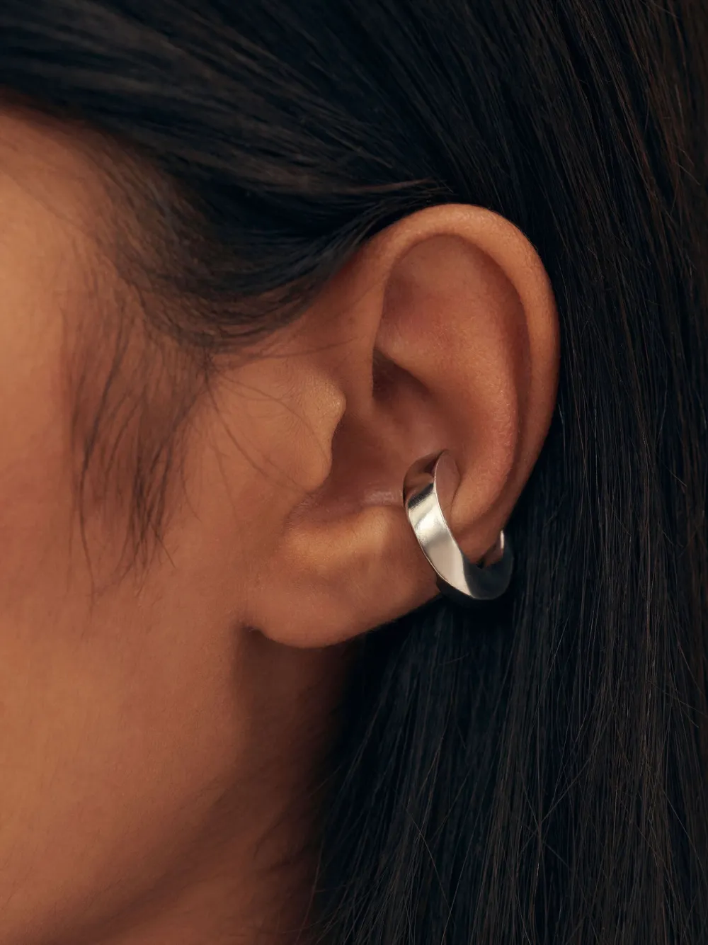Jacquemus Gewelfde oorcuff - Zilver