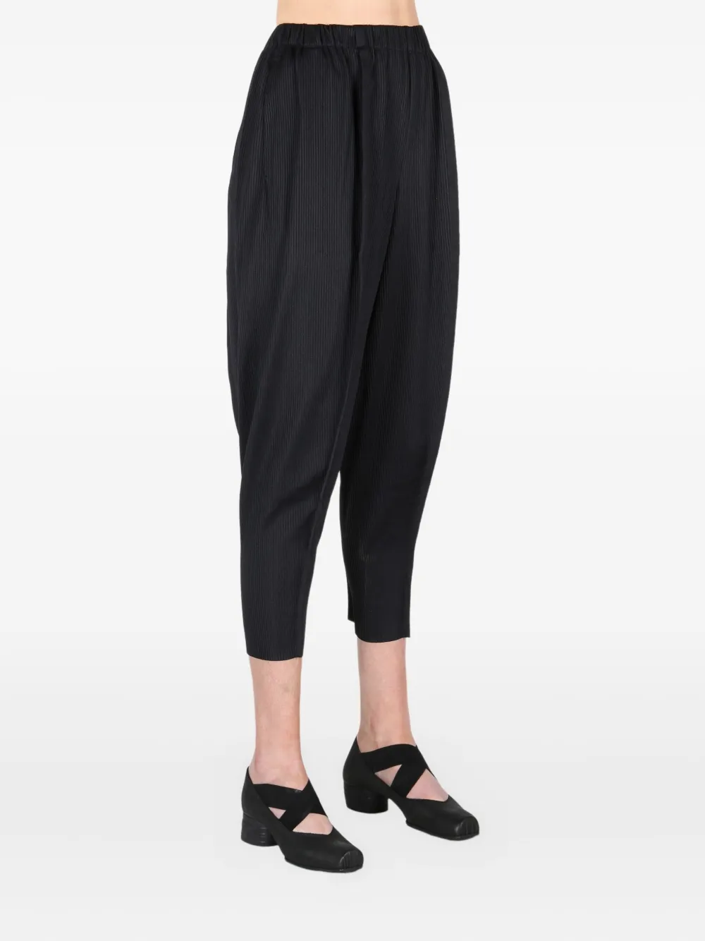 Pleats Please Issey Miyake cropped tapered trousers Zwart