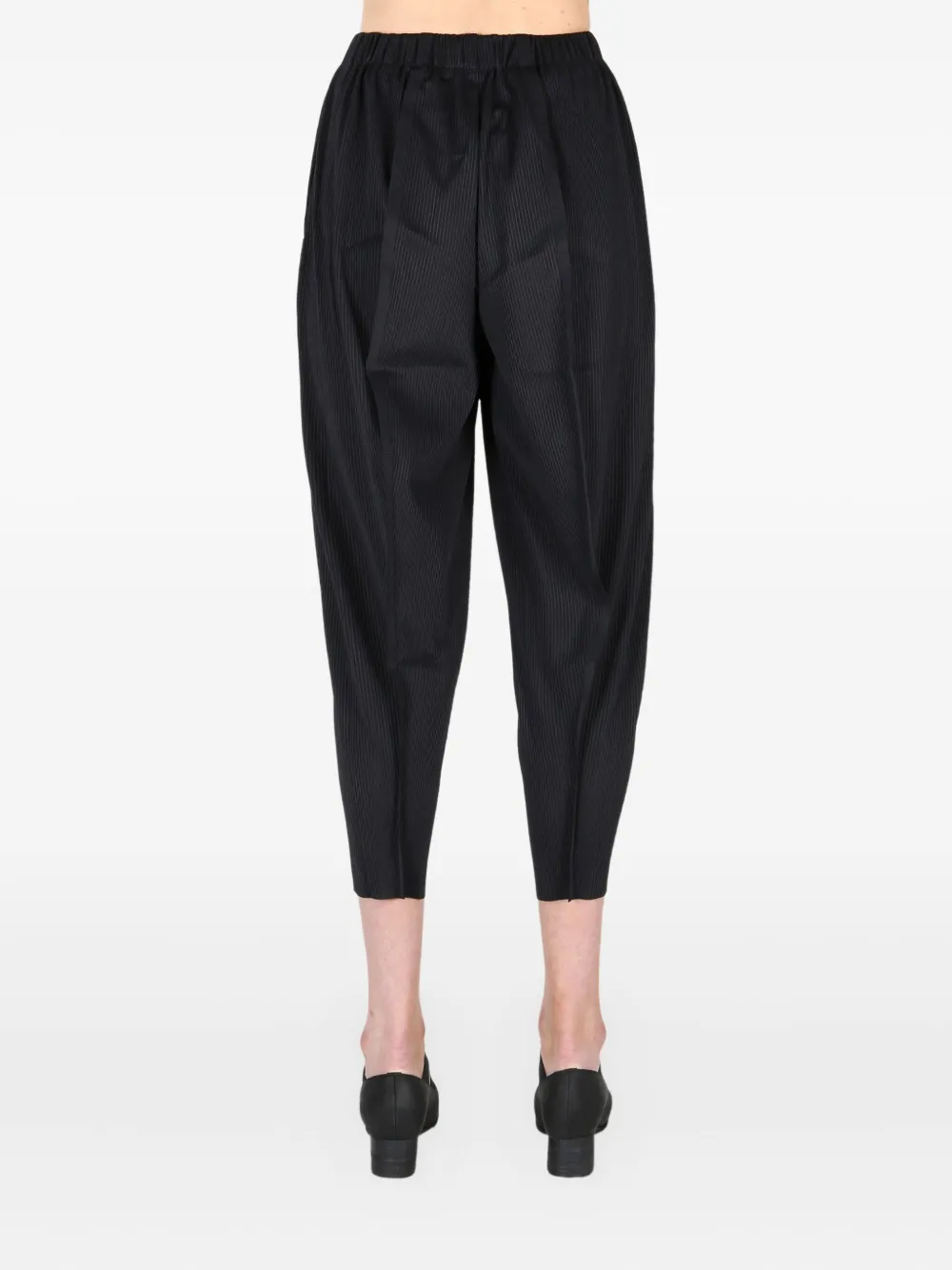 Pleats Please Issey Miyake cropped tapered trousers Zwart