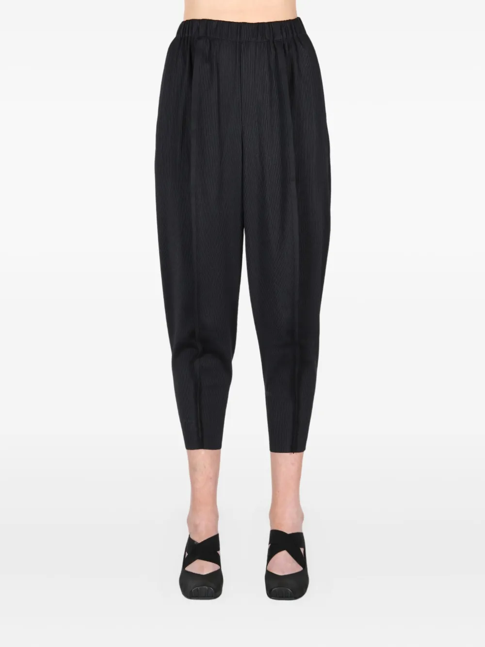 Pleats Please Issey Miyake cropped tapered trousers - Zwart