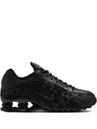 Nike Shox R4 “Black” スニーカー | ブラック | FARFETCH JP