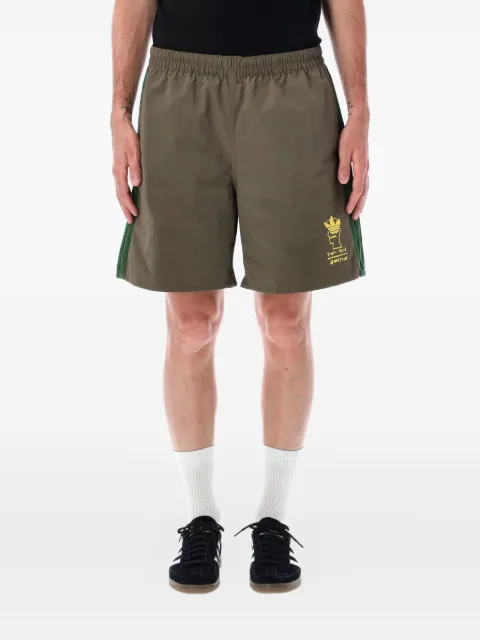 adidas shorts con emblema bordado en colaboración con Brain Dead