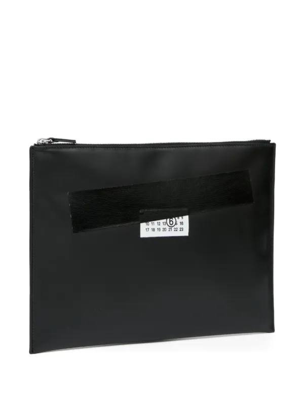 MM6 Maison Margiela ロゴパッチ クラッチバッグ | ブラック | FARFETCH JP
