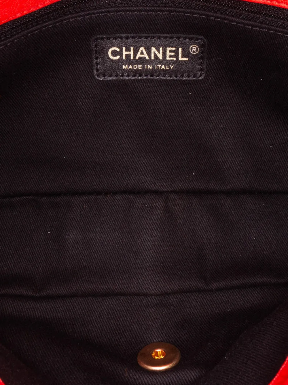 Pre-owned Chanel 2014-2015 Medium Wrinkled Calfskin Quilted Chevron Medallion Charm Surpique Flap Shoulder Bag In Red