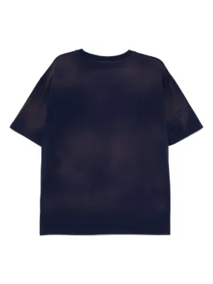 【関税込み】We11done ネイビー Grunge ロゴ刺繍 Tシャツ We11doneのネイビー Grunge ロゴ刺繍 Tシャツがセール中