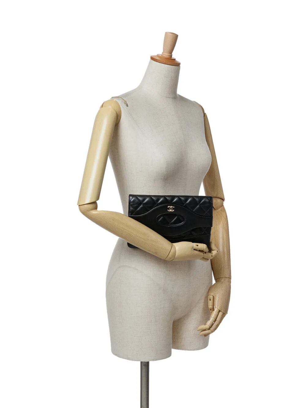 CHANEL Pre-Owned 2021-2024 Shiny Crumpled Calfskin 31 clutch bag | Pre-Owned | Image 2