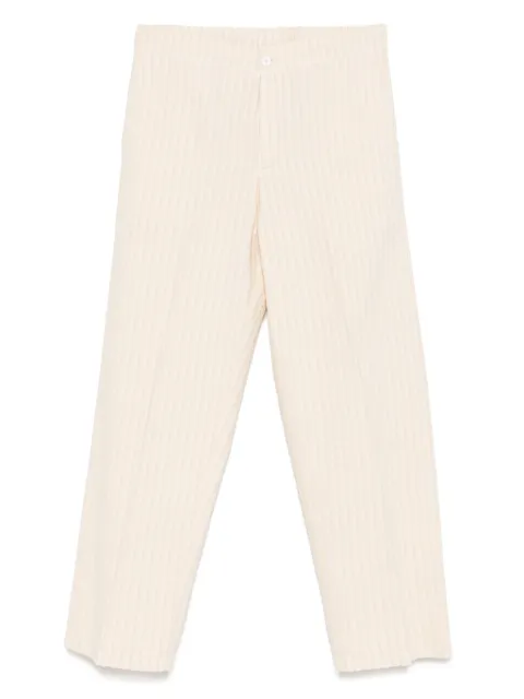 Costumein linen trousers