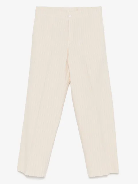Costumein linen trousers