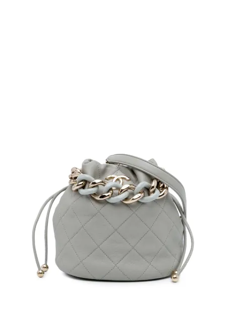 CHANEL Pre-Owned bolsa bucket Chain de piel de becerro capitonada con logo CC 2021-2025