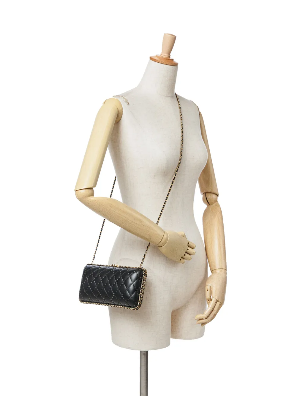 CHANEL Pre-Owned 2015-2016 Quilted Lambskin Studded Chain Around Clutch with Chain crossbody bag | Pre-Owned | Image 2
