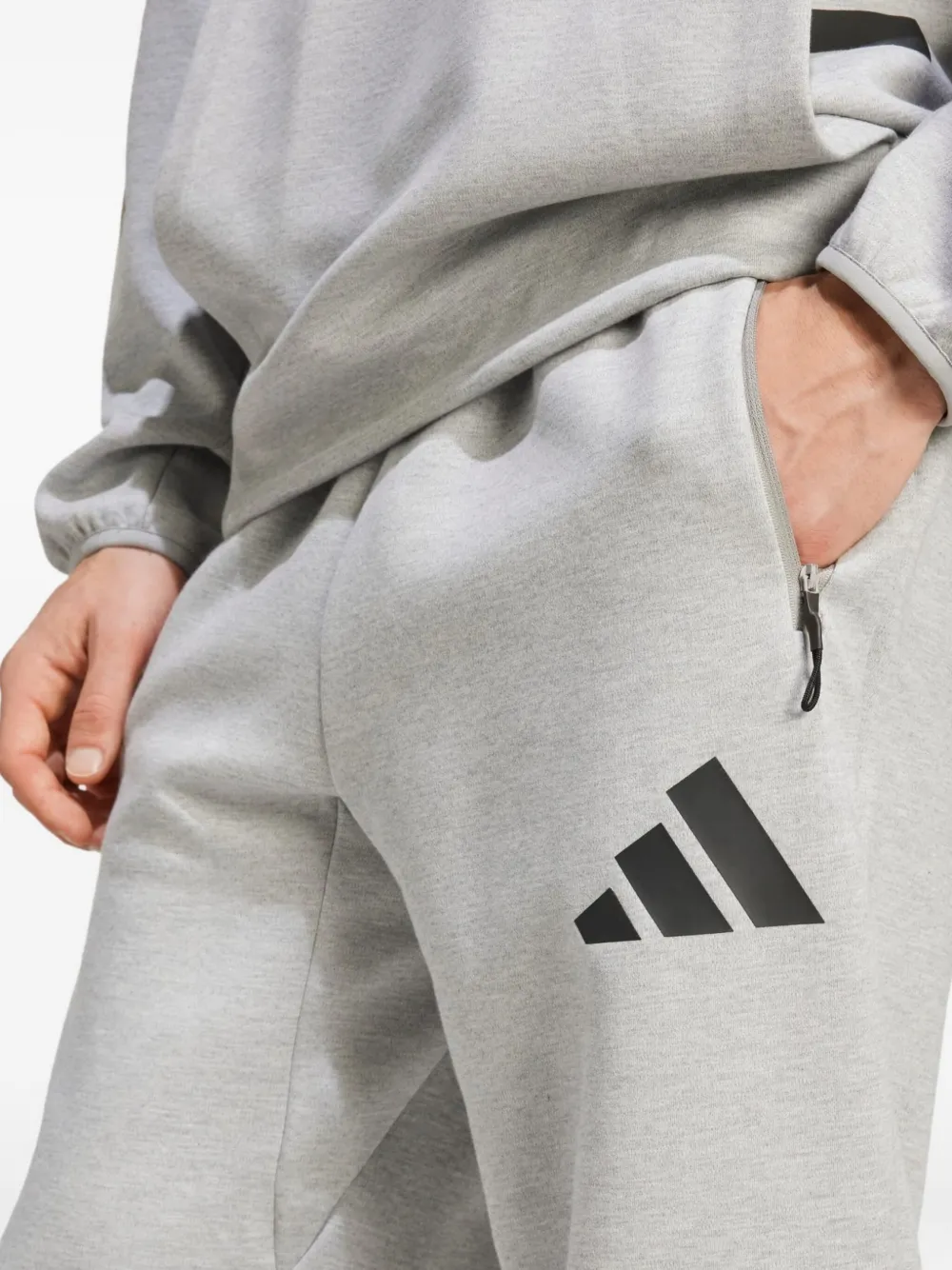 adidas Z.N.E. trainingsbroek met zijstreep en logodetail Grijs