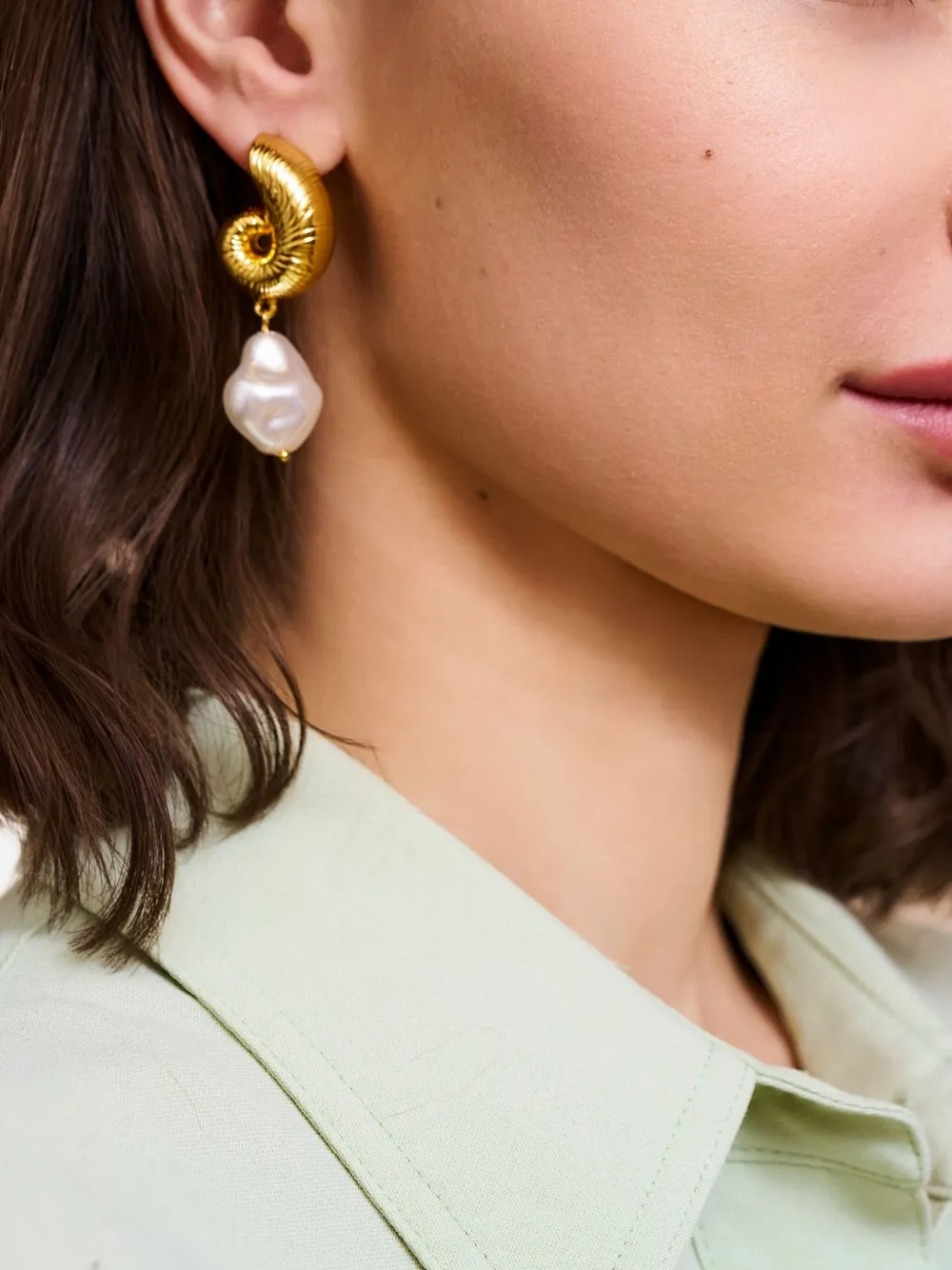 Kenneth Jay Lane Seashell Pearl earrings - Goud
