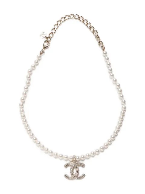 CHANEL Pre-Owned collar con perlas artificiales y logo CC 2024