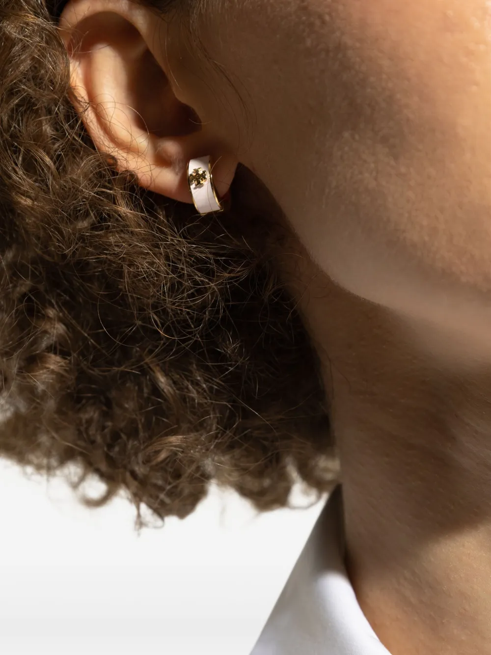 Tory Burch Kira Huggie earrings - Goud