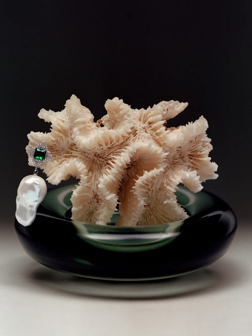 PRAWN FAMILY Oorbel met zoetwaterbarokparel - Zilver