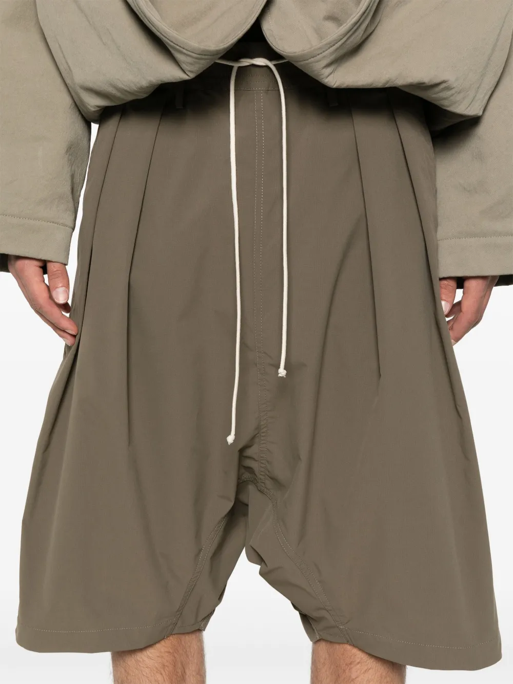 MORDECAI Shorts met trekkoord Groen
