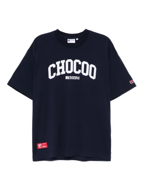 CHOCOOLATE x Russell Athletic T-shirt med logotryk