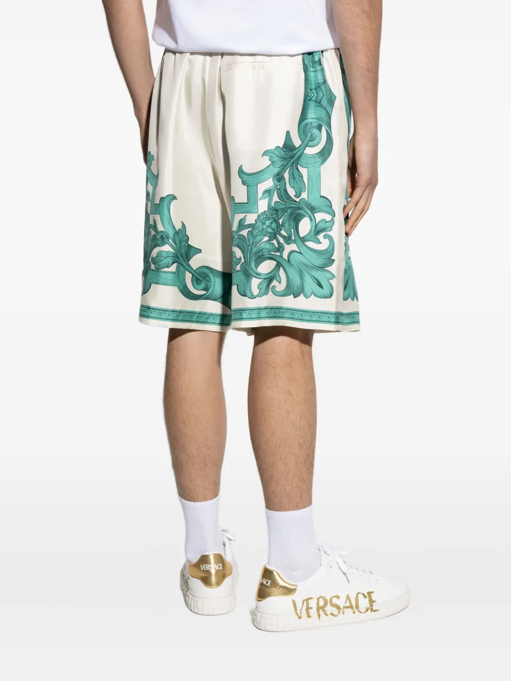 Versace Zijden shorts met barokprint Wit