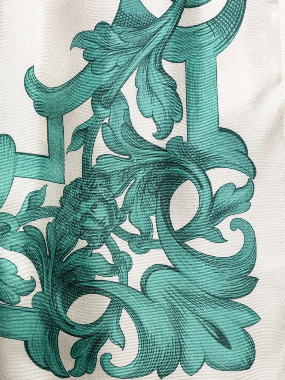 Versace Zijden shorts met barokprint Wit