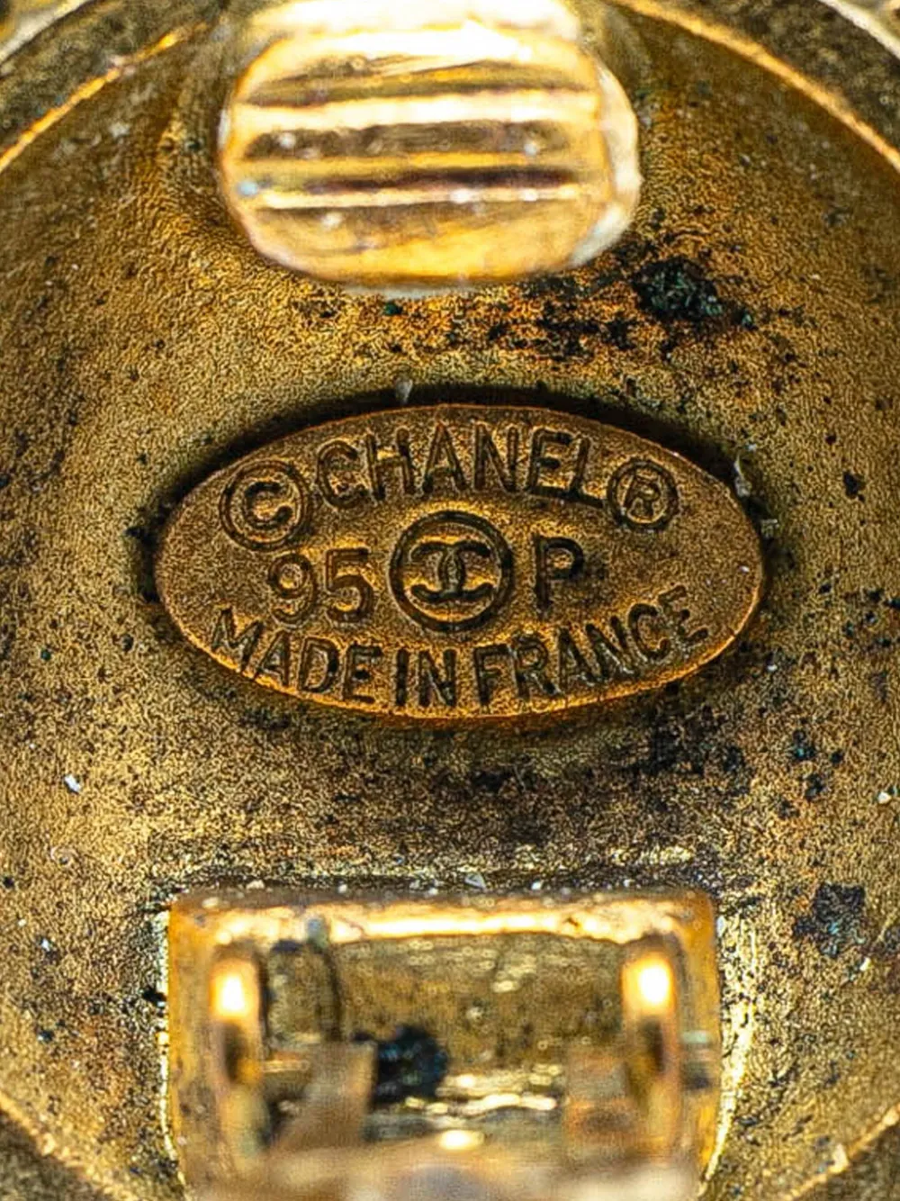Pre-owned Chanel 1995 Gold Plated Cc Round Clip On Earrings Costume Earrings