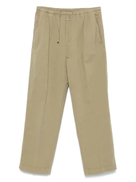 Closed pleated trousers
