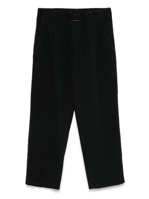Closed pleated trousers
