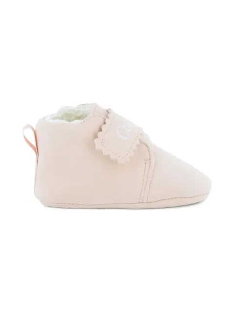 Chloé Kids بوت برقبة قصيرة وأطراف صدفية
