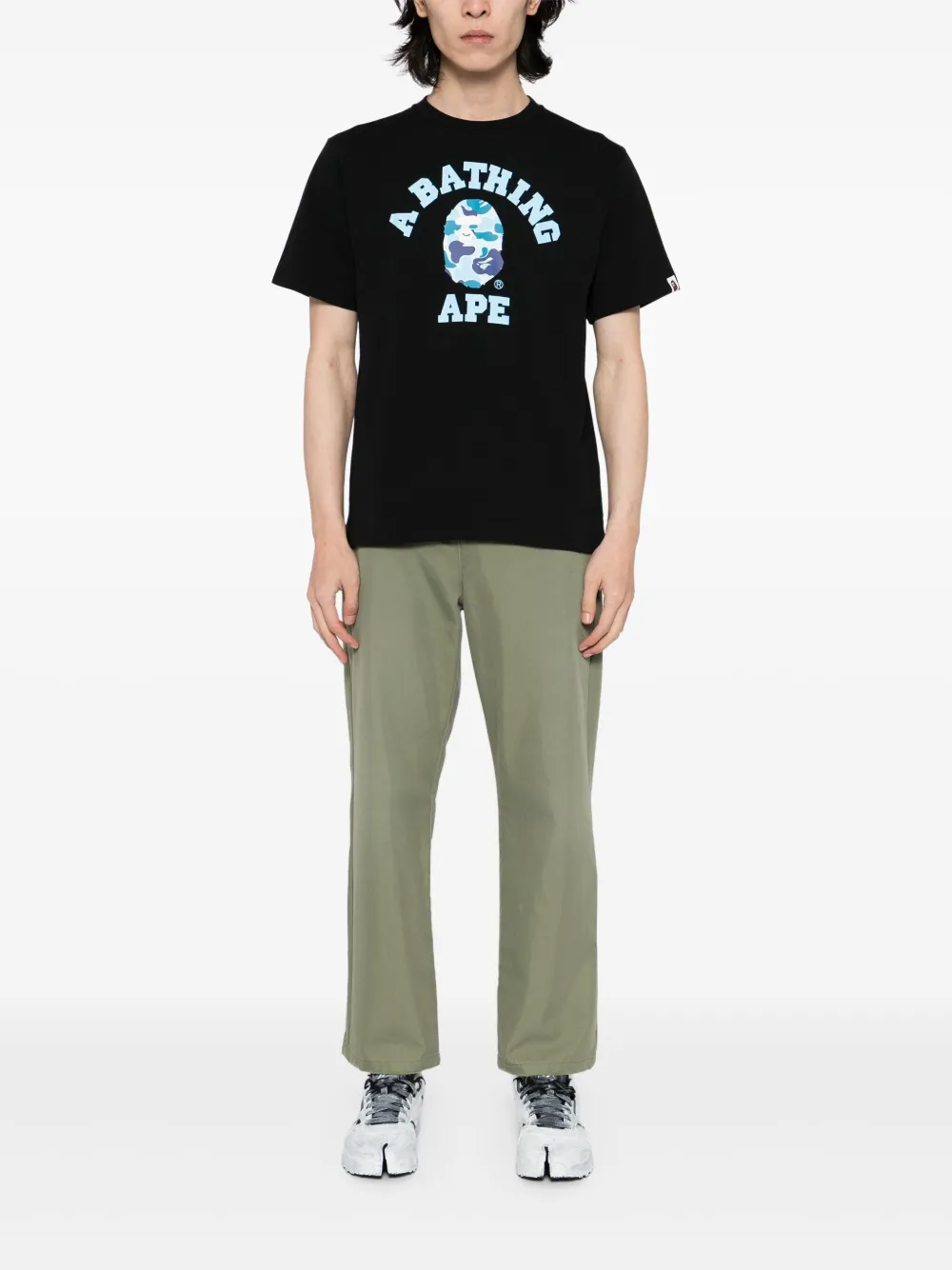 A BATHING APE® playera universitaria ABC con estampado militar | Playeras | Image 2
