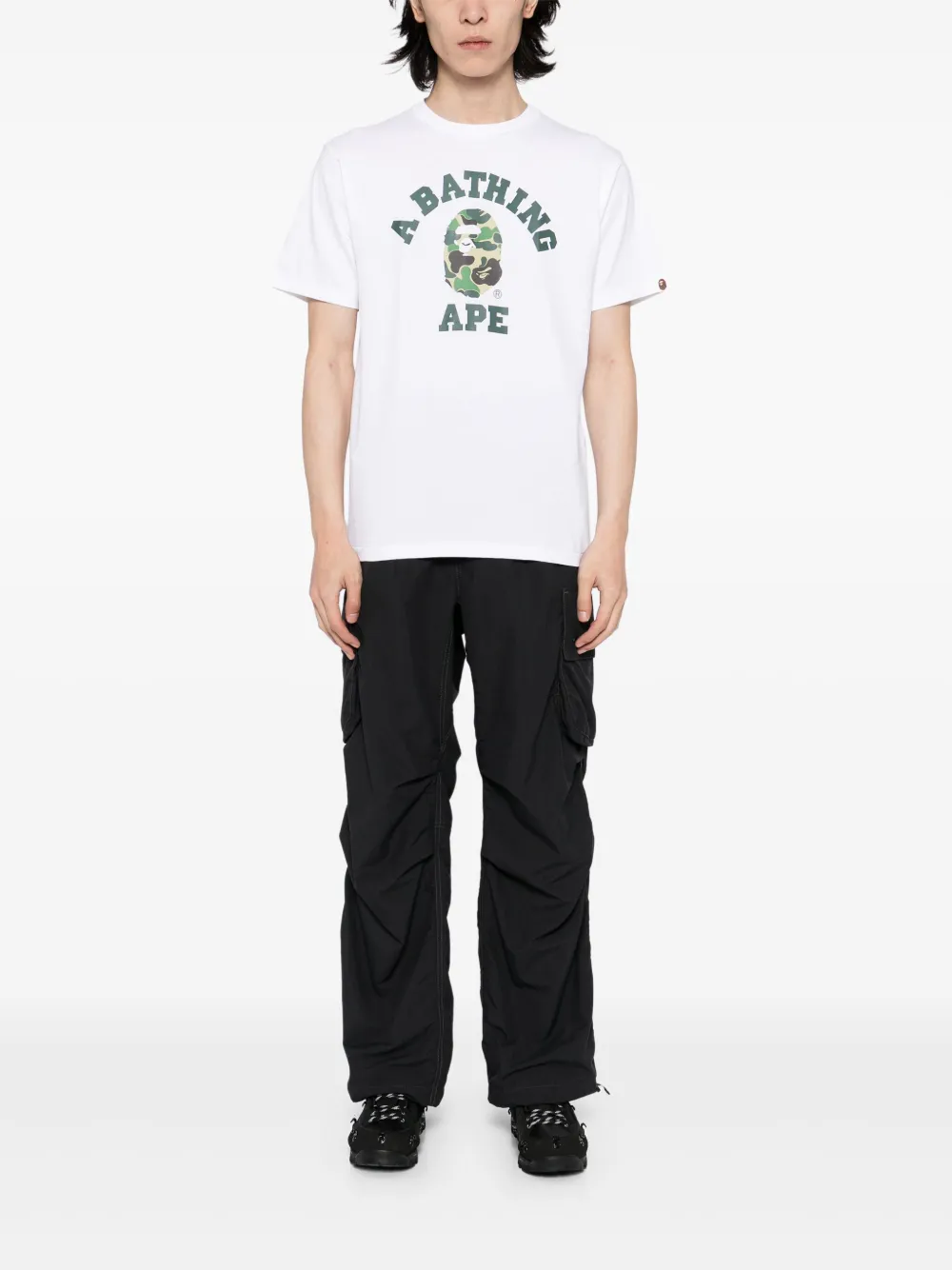A BATHING APE® playera universitaria ABC con estampado militar | Playeras | Image 2