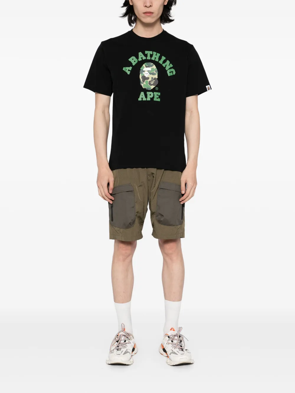 A BATHING APE® playera universitaria ABC con estampado militar | Playeras | Image 2