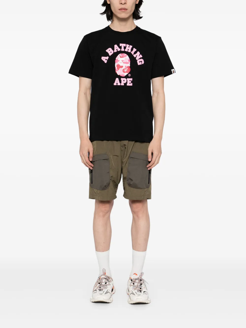 A BATHING APE® playera universitaria ABC con estampado militar | Playeras | Image 2
