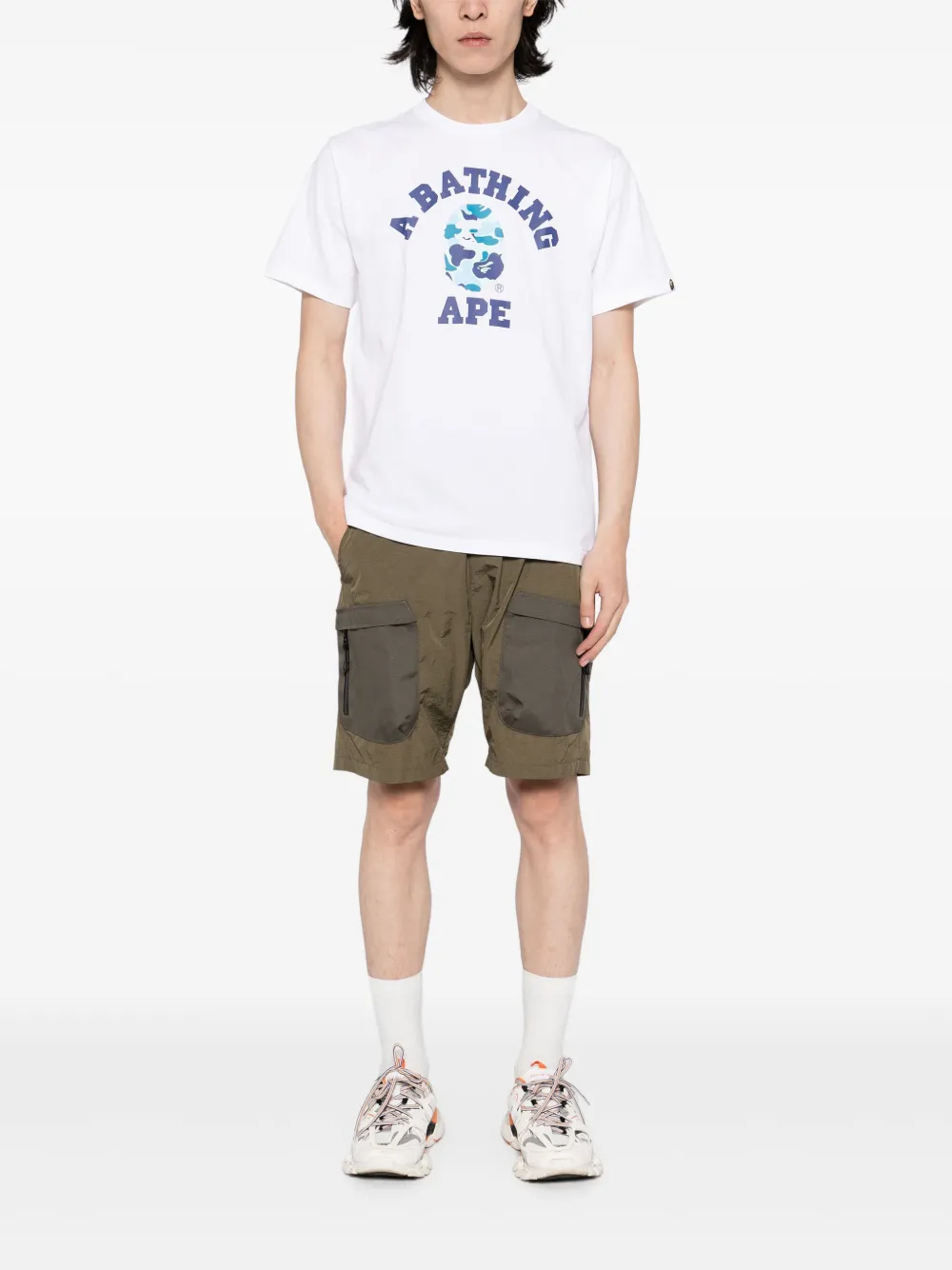 A BATHING APE® playera universitaria ABC con estampado militar | Playeras | Image 2