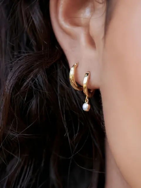 DAISY LONDON أقراط حلقية هاغيز بلؤلؤ